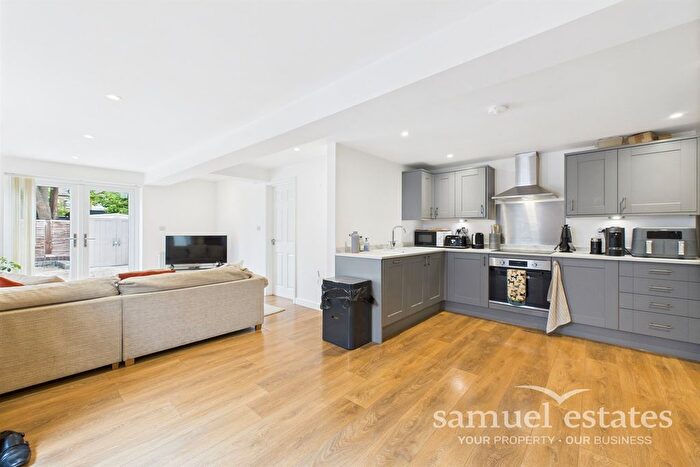 2 Bedroom Flat To Rent In Holmesdale Road, SE25