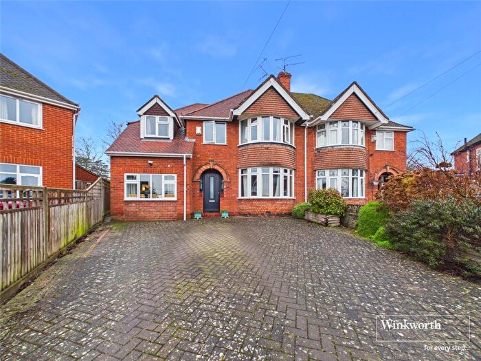 4 Bedroom Semi Detached House For Sale In Littlecote Drive, Reading, Berkshire, RG1