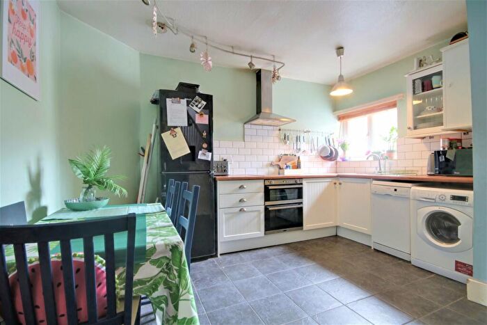 2 Bedroom Flat For Sale In Old Woking Road, West Byfleet, Surrey, KT14