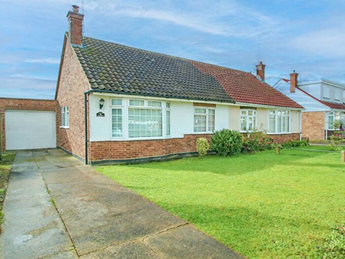 2 Bedroom Semi-Detached Bungalow For Sale In Greenlands, Rochford, SS4