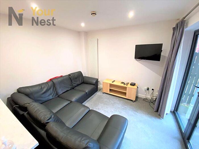 4 Bedroom Apartment To Rent In Apartment, Derwentwater Terrace, Headingley, LS6