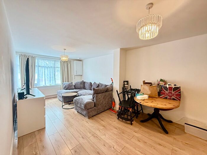 3 Bedroom Flat To Rent In Nuxley Road, Belvedere, DA17