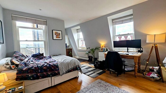 3 Bedroom Flat To Rent In Electric Avenue, London, SW9