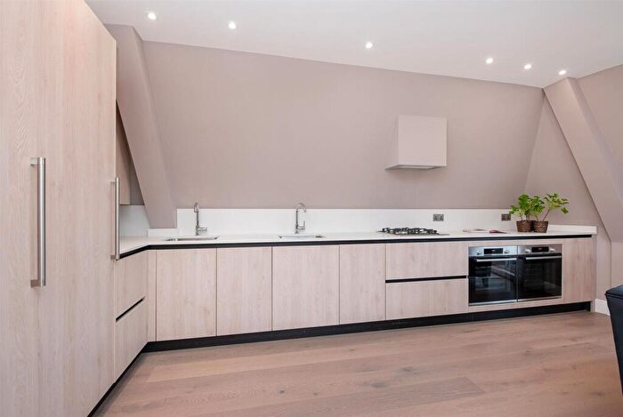3 Bedroom Flat To Rent In Woodlands, Golders Green, NW11