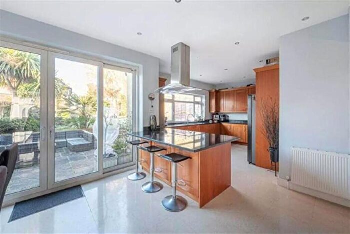 4 Bedroom House For Sale In Chatsworth Avenue, Hendon, London, NW4