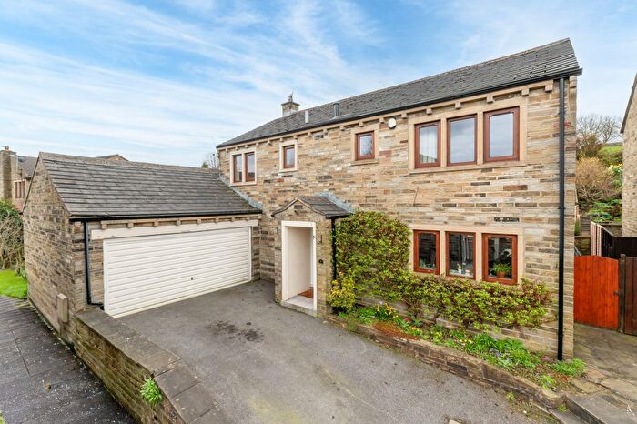 4 Bedroom Detached House For Sale In Spring Farm Mews, Wilsden, West Yorkshire, BD15