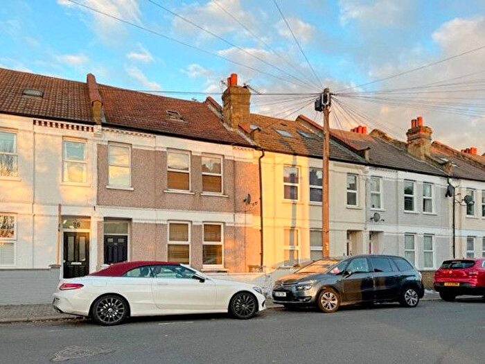 3 Bedroom Flat To Rent In Coverton Road, London, SW17