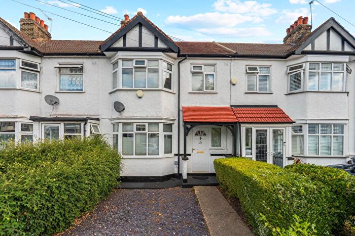 3 Bedroom Terraced House For Sale In Hamilton Avenue, Ilford, IG6