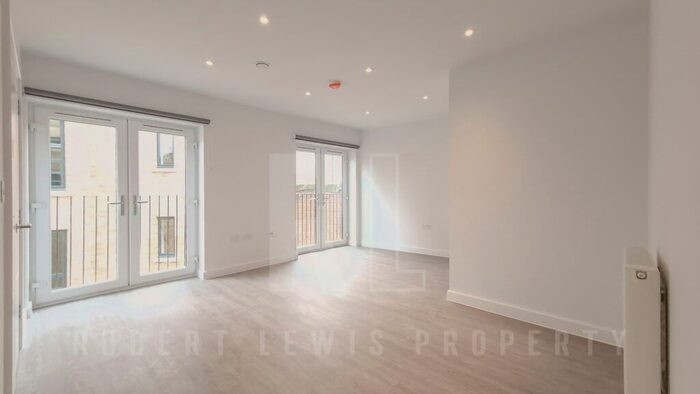 Studio To Rent In High Road, London, N12