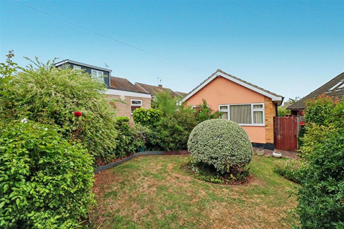 2 Bedroom Detached Bungalow For Sale In Alma Close, Wickford, SS12
