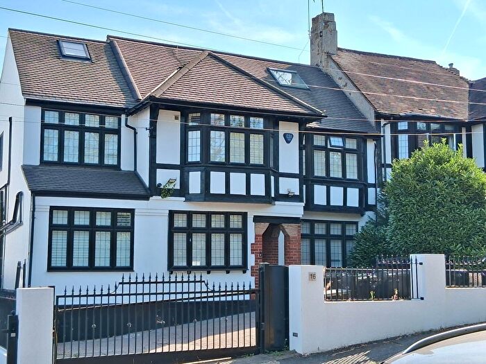 5 Bedroom Semi-Detached House For Sale In College Gardens, London, E4
