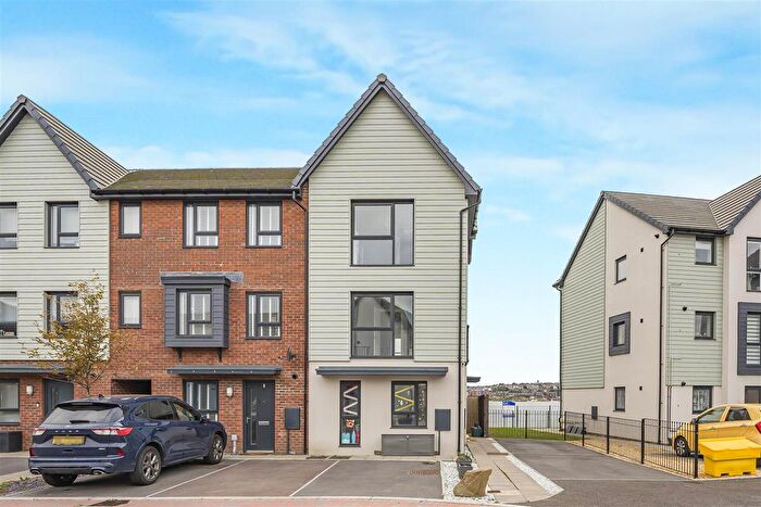 4 Bedroom Town House For Sale In Ffordd Wallace, Barry, CF63