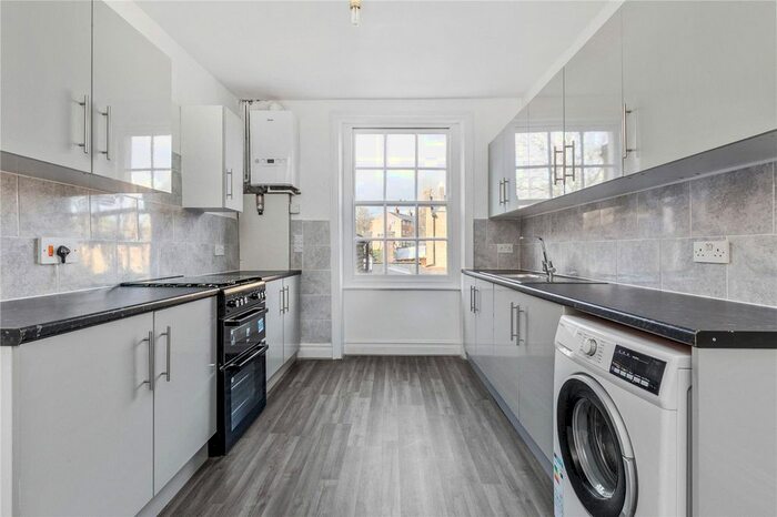 3 Bedroom Flat To Rent In Merton Road, London, SW18