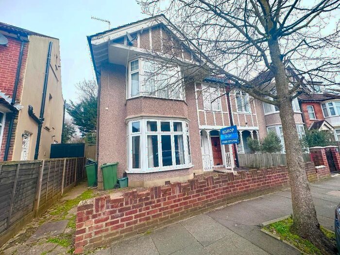 2 Bedroom Flat To Rent In Langdon Road, Bromley, Kent, BR2