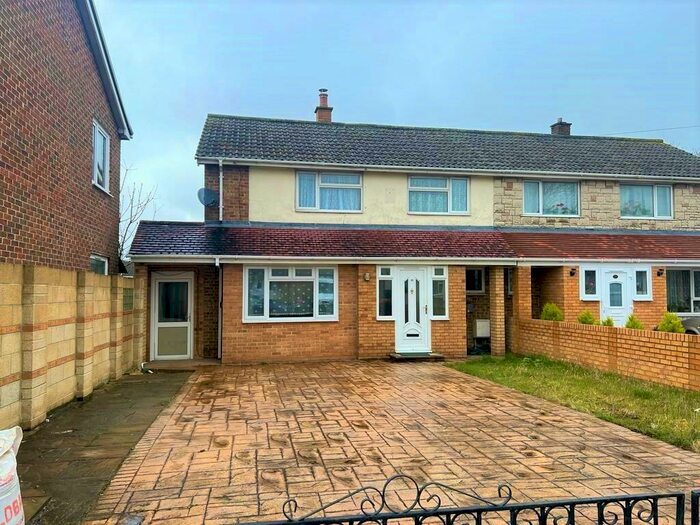 3 Bedroom House To Rent In Priory Road, Swindon, SN3