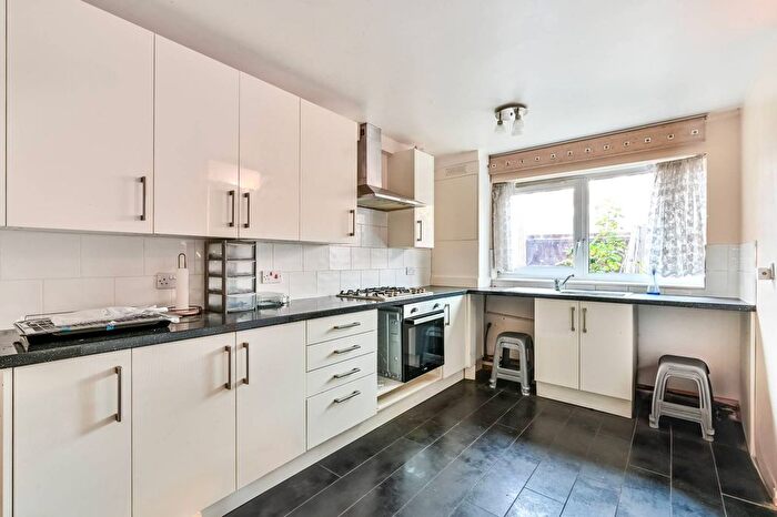 3 Bedroom Maisonette To Rent In Halesworth Close, Clapton, London, E5