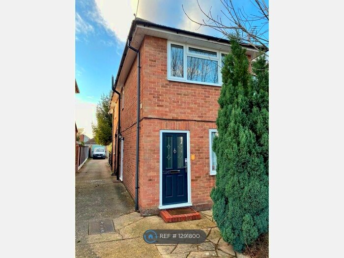 2 Bedroom Maisonette To Rent In Avondale Avenue, Staines-Upon-Thames TW18