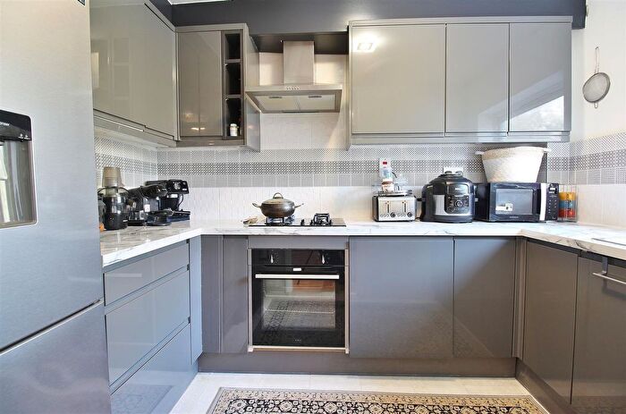 2 Bedroom Flat To Rent In Deborah Close, Isleworth, TW7