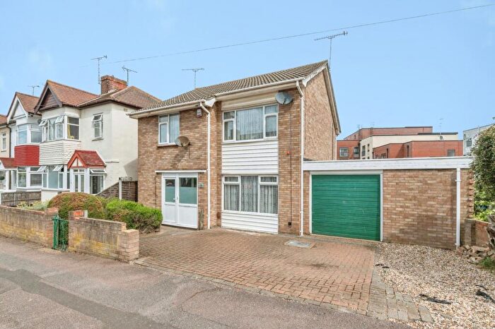 3 Bedroom Detached House For Sale In Redstock Road, Southend-on-Sea, Essex, SS2
