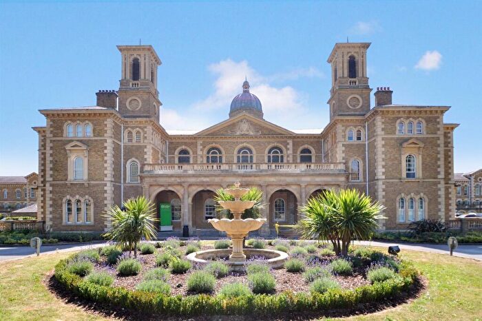 2 Bedroom Apartment For Sale In Royal Drive, Friern Barnet, N11