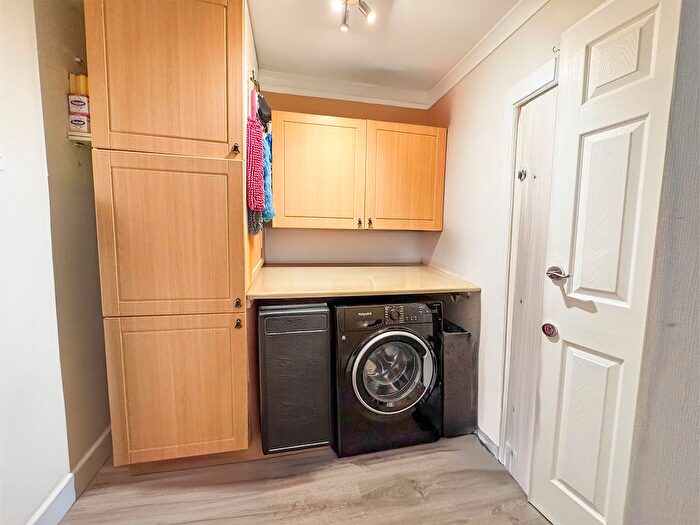 3 Bedroom Semi-detached House For Sale In Caernarvon Close, Hockley, SS5