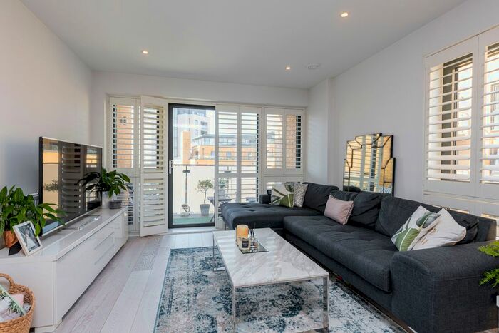 2 Bedroom Flat To Rent In Knightley Walk, London, SW18