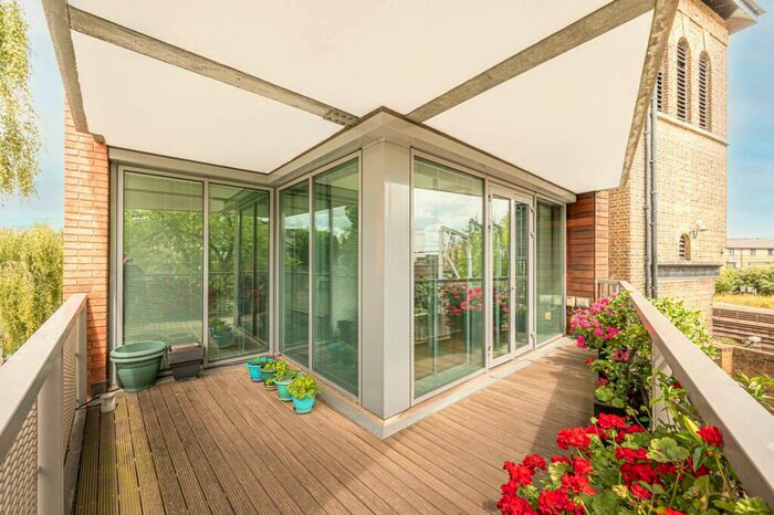 3 Bedroom Flat To Rent In Gloucester Avenue, Primrose Hill, London, NW1