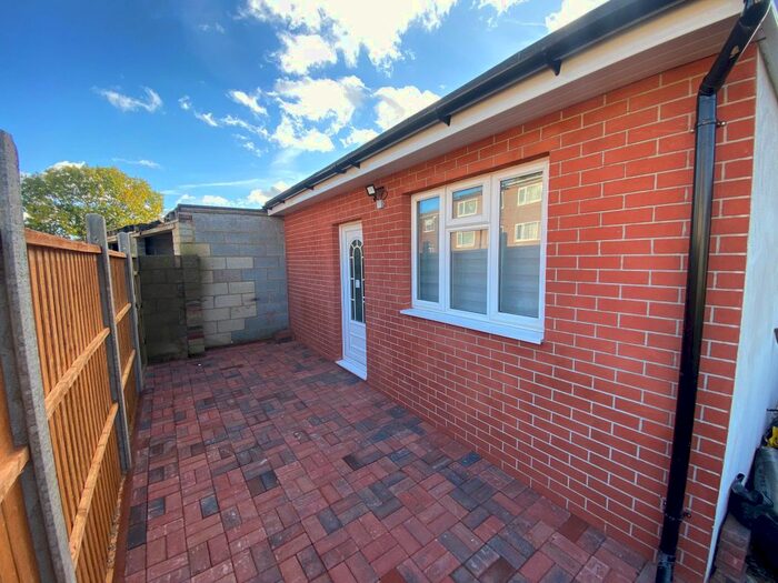 Studio To Rent In Avondale Road, Luton, Bedfordshire, LU1