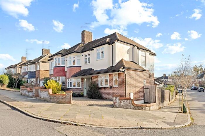 5 Bedroom Semi Detached House For Sale In Bevan Road, Barnet, EN4