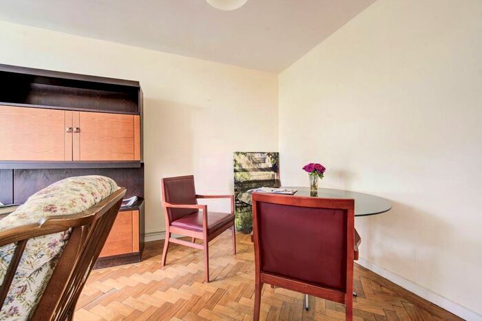 2 Bedroom Flat To Rent In Holly Tree Close, Southfields, London, SW19