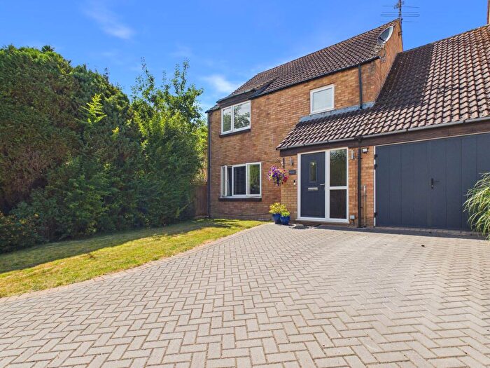 4 Bedroom Link Detached House For Sale In Marshall Close, Purley On Thames, RG8