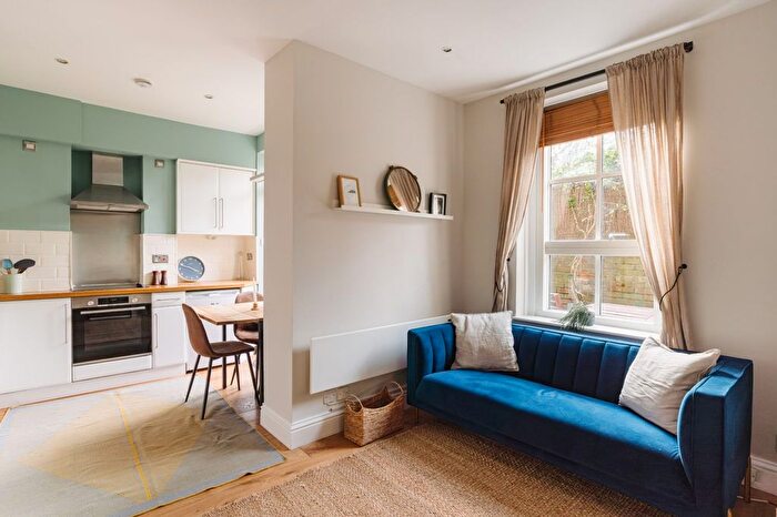 1 Bedroom Flat For Sale In Wilmot Street, Bethnal Green, E2