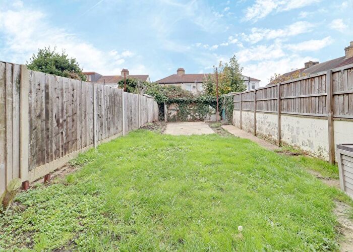 3 Bedroom Terraced House For Sale In Upminster Road South, Rainham, RM13