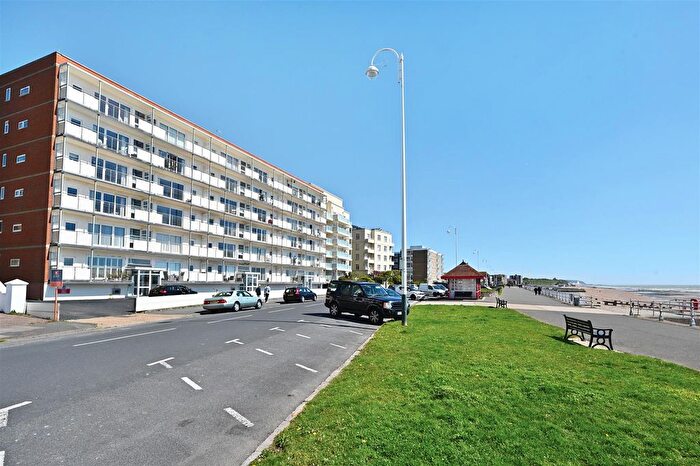 2 Bedroom Flat For Sale In Belgrave Court, De La Warr Parade, Bexhill-On-Sea, TN40
