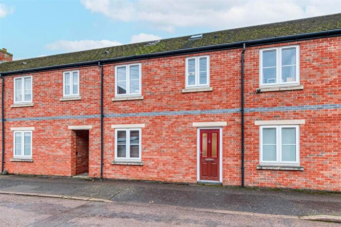 3 Bedroom Town House For Sale In Commercial Street, Higham Ferrers, NN10