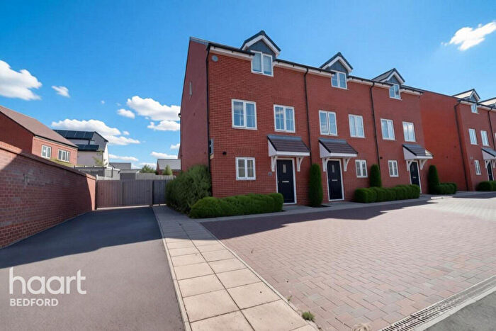 4 Bedroom Town House For Sale In Dragonfly Crescent, Bedford, MK40