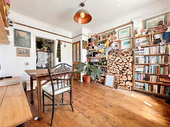 2 Bedroom Flat For Sale In Granville Road, Weymouth, DT4