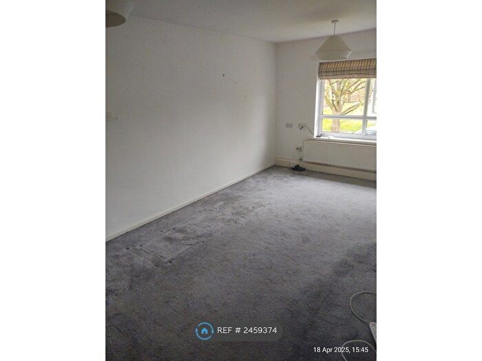 2 Bedroom Flat To Rent In Oldham, Oldham, OL1