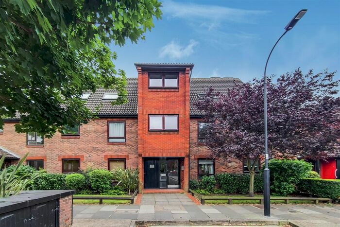 2 Bedroom Flat To Rent In Crammond Close, Hammersmith, London, W6