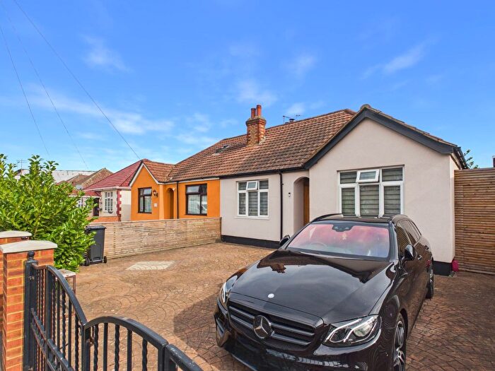 3 Bedroom Bungalow For Sale In Sunbury Road, Feltham, Middlesex, TW13