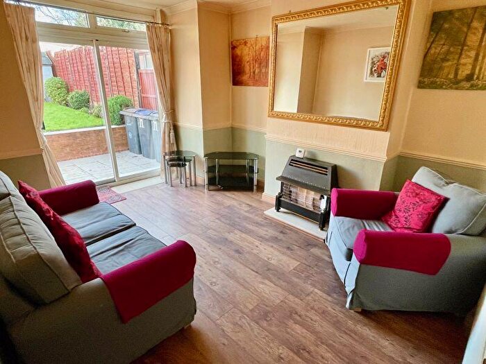 3 Bedroom Semi-Detached House For Sale In Warren Road, Kingstanding, Birmingham, B44