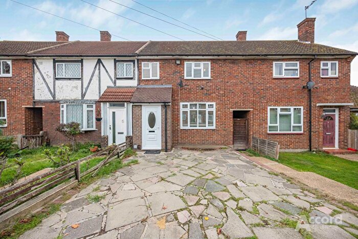 3 Bedroom Terraced House For Sale In Tiverton Grove, Romford, RM3