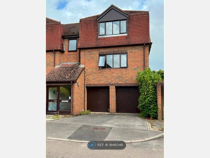 1 Bedroom Flat To Rent In Weavers Court, Wokingham, RG40