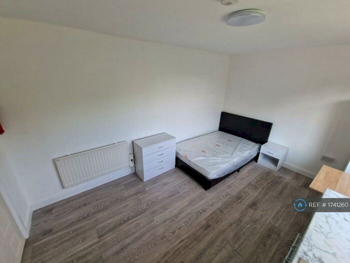 Studio To Rent In Whitehills Road, Loughton, IG10