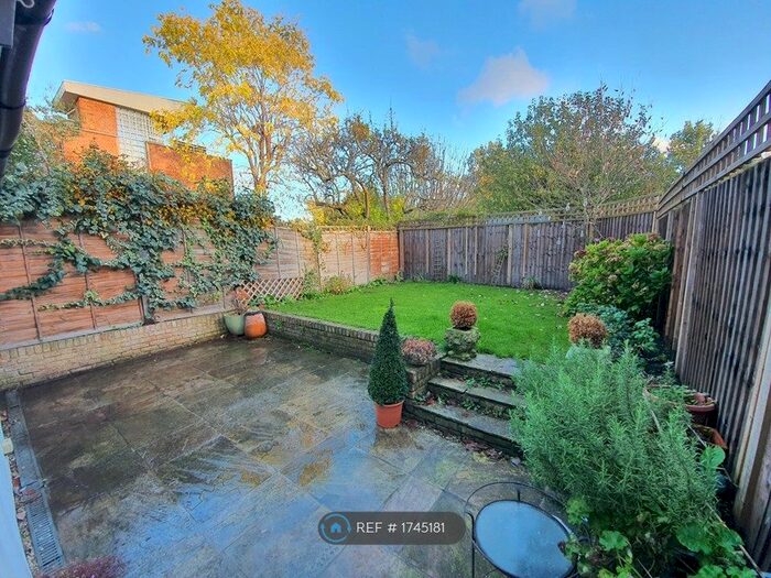 2 Bedroom Flat To Rent In Earlsfield Road, London, SW18