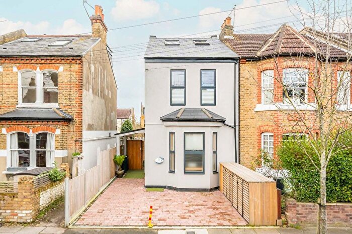 3 Bedroom Flat To Rent In Hamilton Road, London, SW19