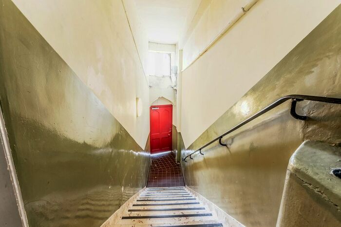 3 Bedroom Flat To Rent In Upper Bow, Edinburgh, EH1