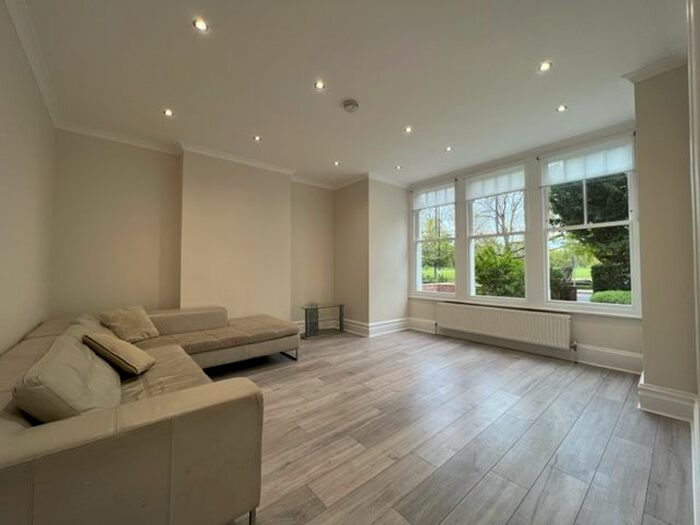 3 Bedroom Flat To Rent In Clapham Common North Side, London, SW4