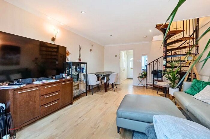 2 Bedroom Town House To Rent In Holmbrook Drive, London, NW4