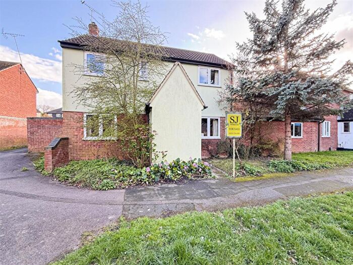 3 Bedroom Link Detached House For Sale In Kensington Gardens, Billericay, CM12